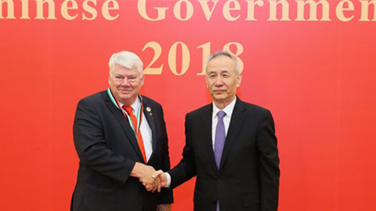 Jørgen Mads Clausen insignito del Premio dell’Amicizia del Governo Cinese dal Vice Premier Cinese Liu He, presso la Grande Sala del Popolo a Pechino