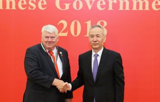 Jørgen Mads Clausen insignito del Premio dell’Amicizia del Governo Cinese dal Vice Premier Cinese Liu He, presso la Grande Sala del Popolo a Pechino